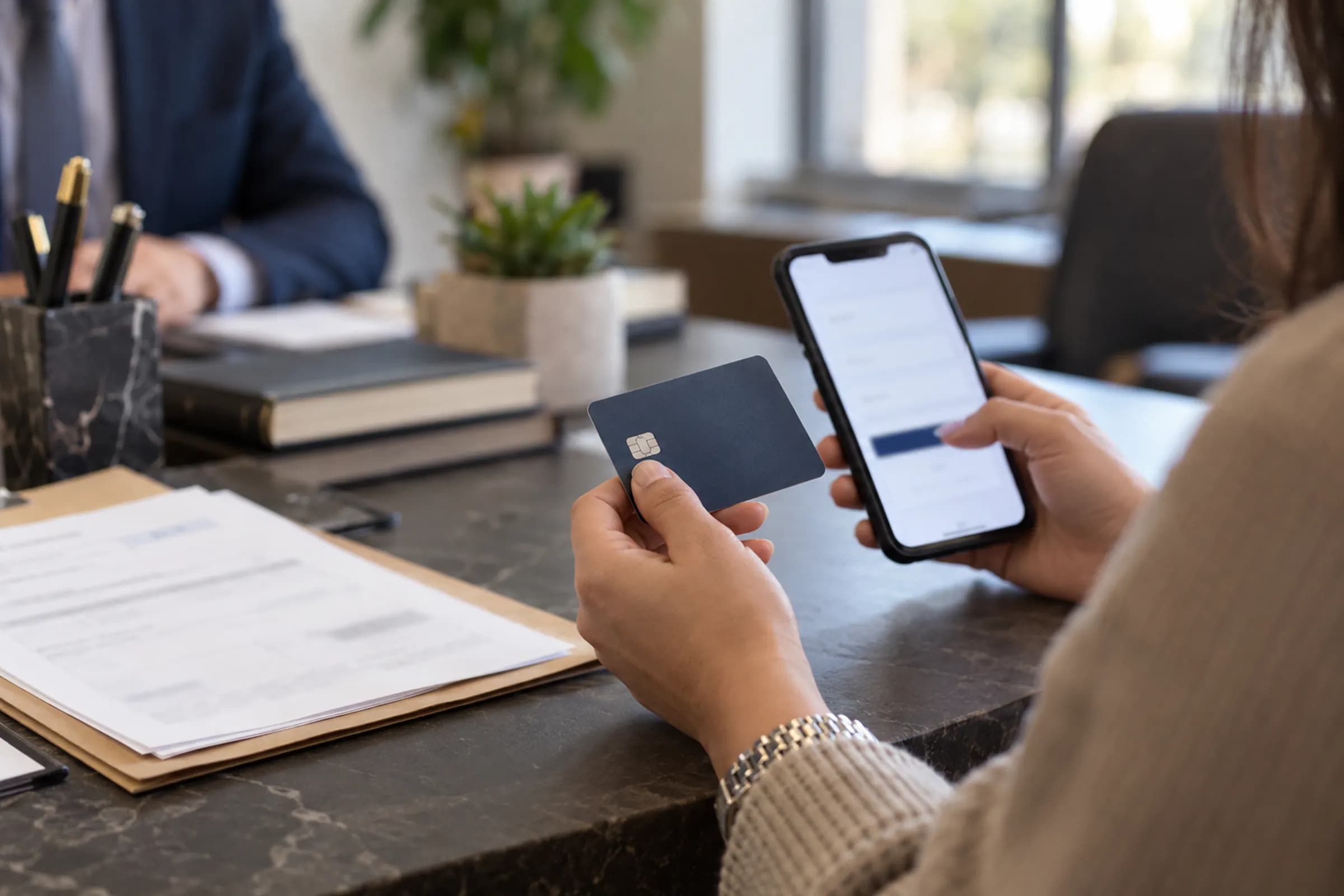 Telefondaki ödeme sayfasına kartını giren müvekkil; büroda yalnızca fatura kalır