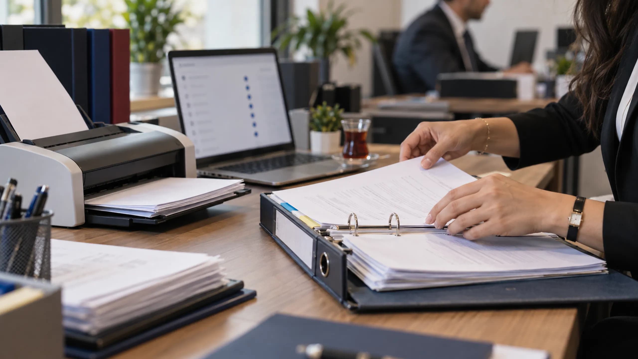 Belge arşivi Taranan belgeyi ayraçlı klasöre yerleştiren büro asistanı