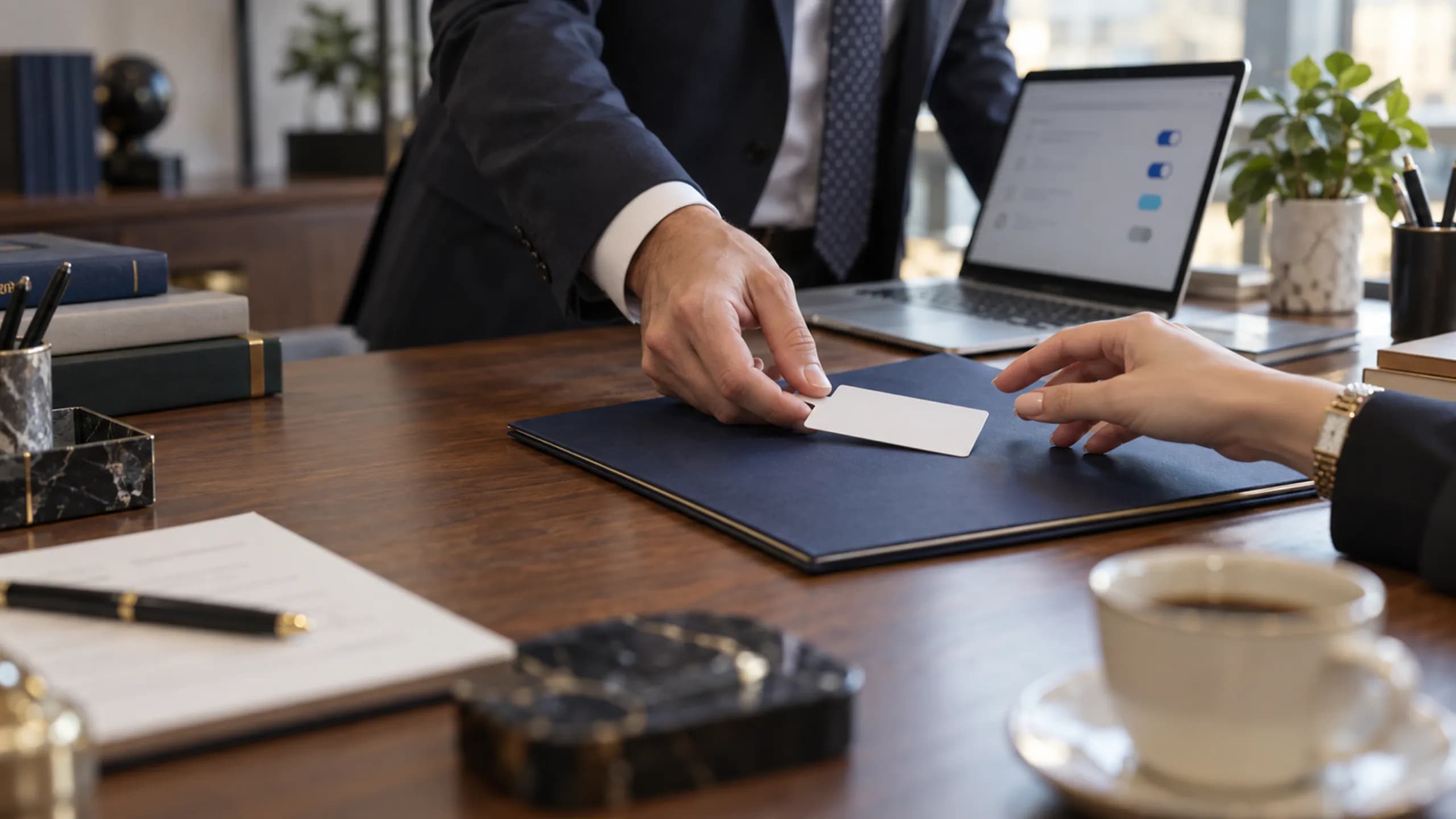 Hukuk bürosunda rol ve yetki yönetimi Yönetici ortak, büroya yeni katılan avukata dizüstü bilgisayarda hesabını ve erişim alanlarını gösteriyor; rol ve yetki yönetimi rehberi için editoryal fotoğraf
